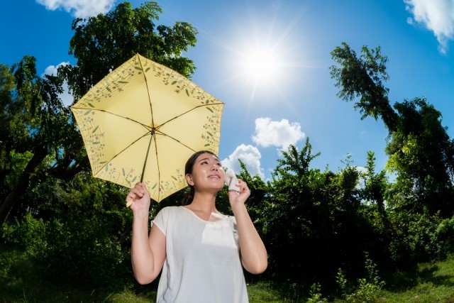 日傘で紫外線対策をする女性