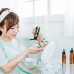 エイジングケア化粧水を使う40代女性