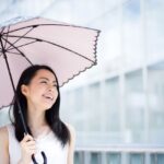 夏は日傘で紫外線対策をする女性